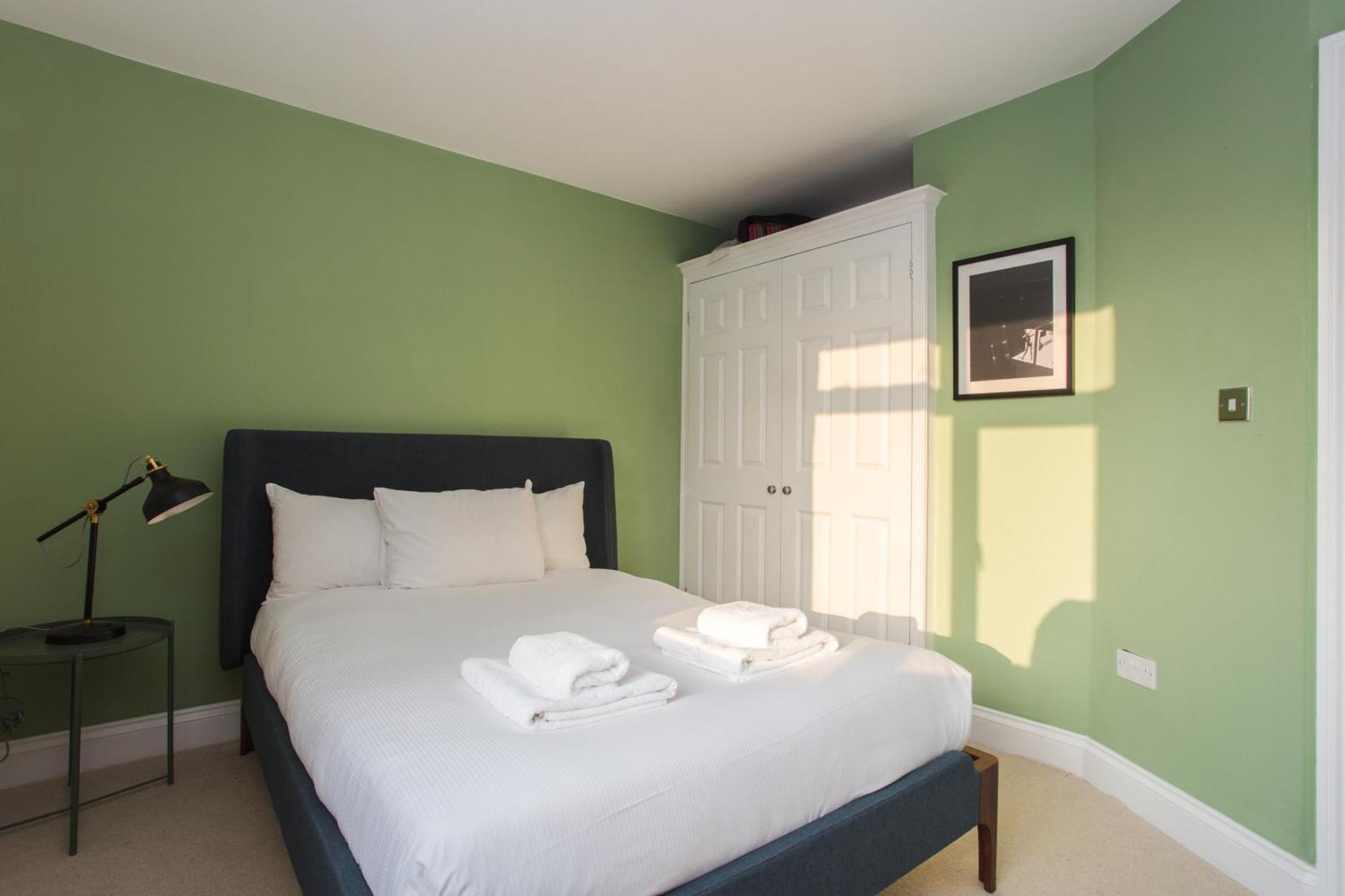 Lovely 2 Bedroom Flat Near Whitechapel Station Leilighet London