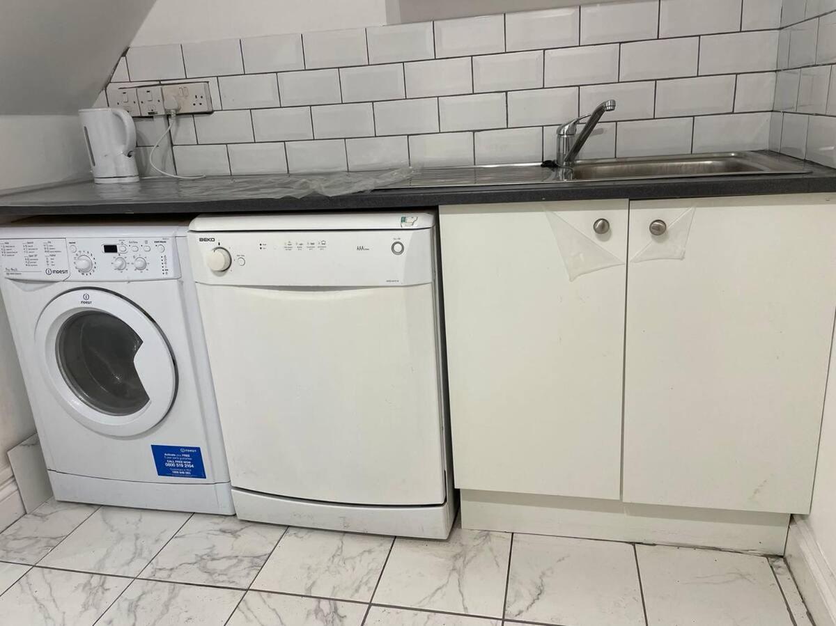 Spacious Double Bedroom With Private Bathroom Ensuite In Canary Wharf E14, Only 1 Stop To Excel And O2 For Short Or Long Let In Canary Wharf, Less Than An Hour From Heathrow, Stansted And Gatwick Airport Guest house London