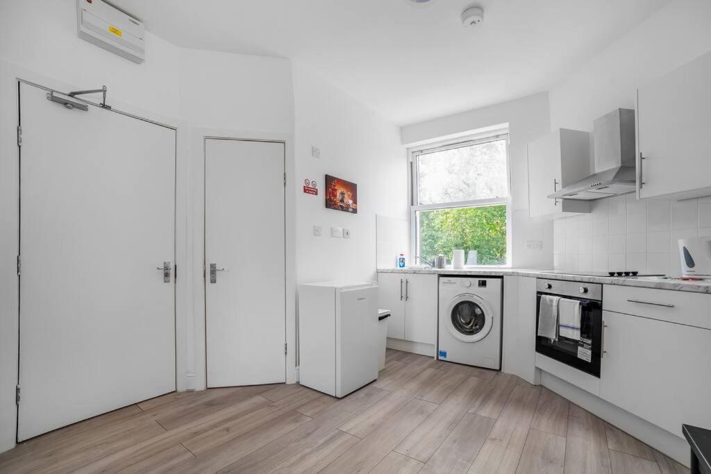Apartment Charming Semi 1-bed Walk To Tower Of