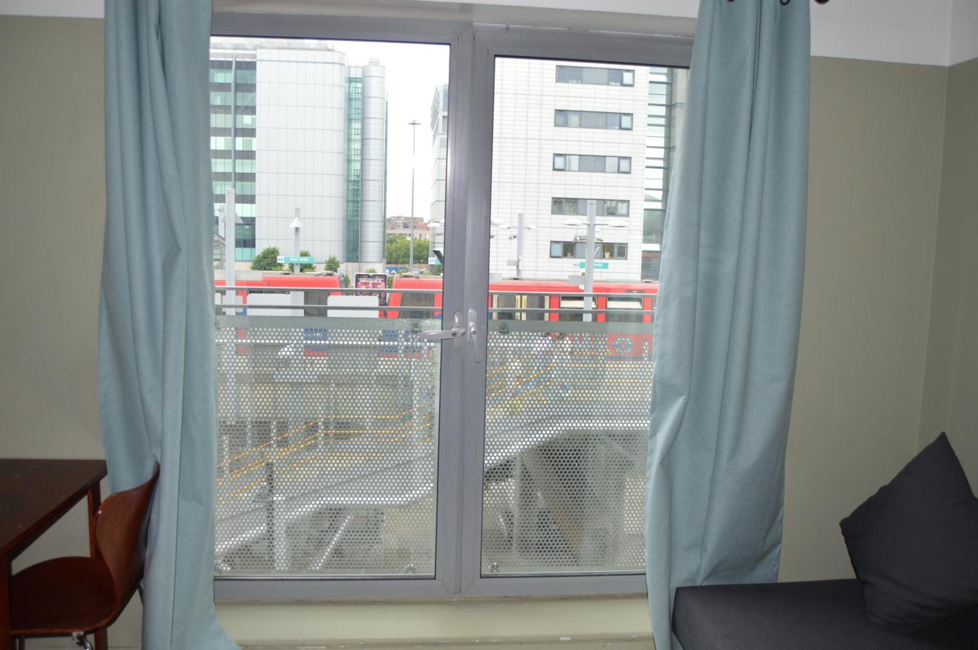 Entire Next To Canary Wharf In * London