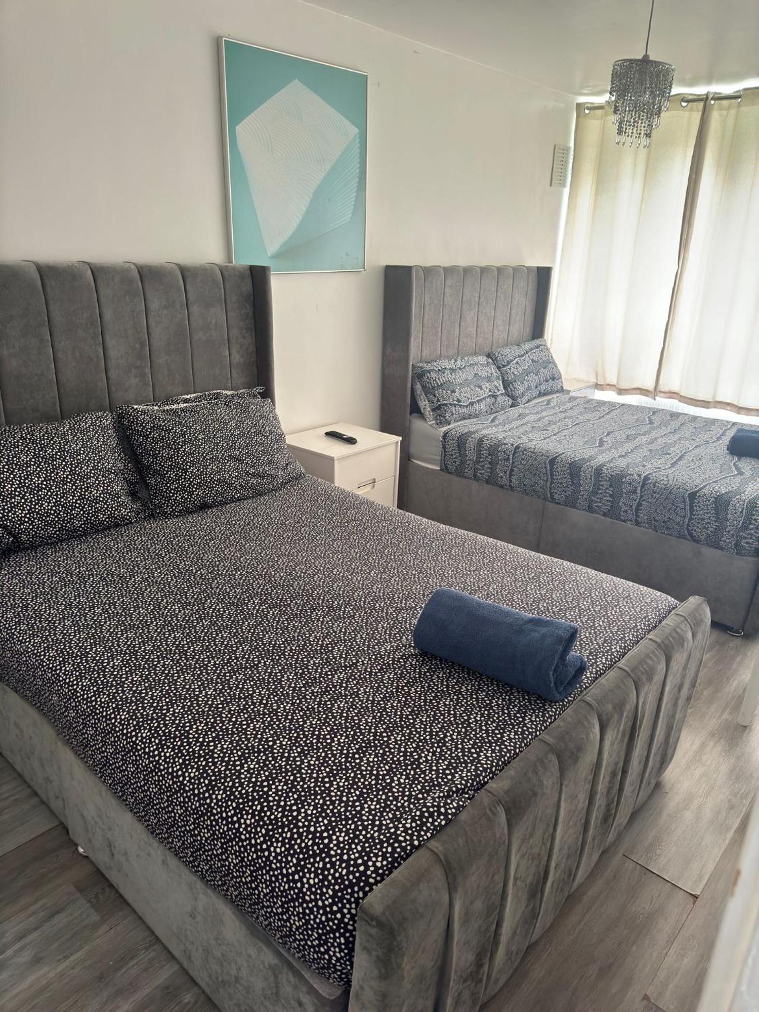 New! Xtra Large 4 Bedroom Up To 12 Guests Leilighet *