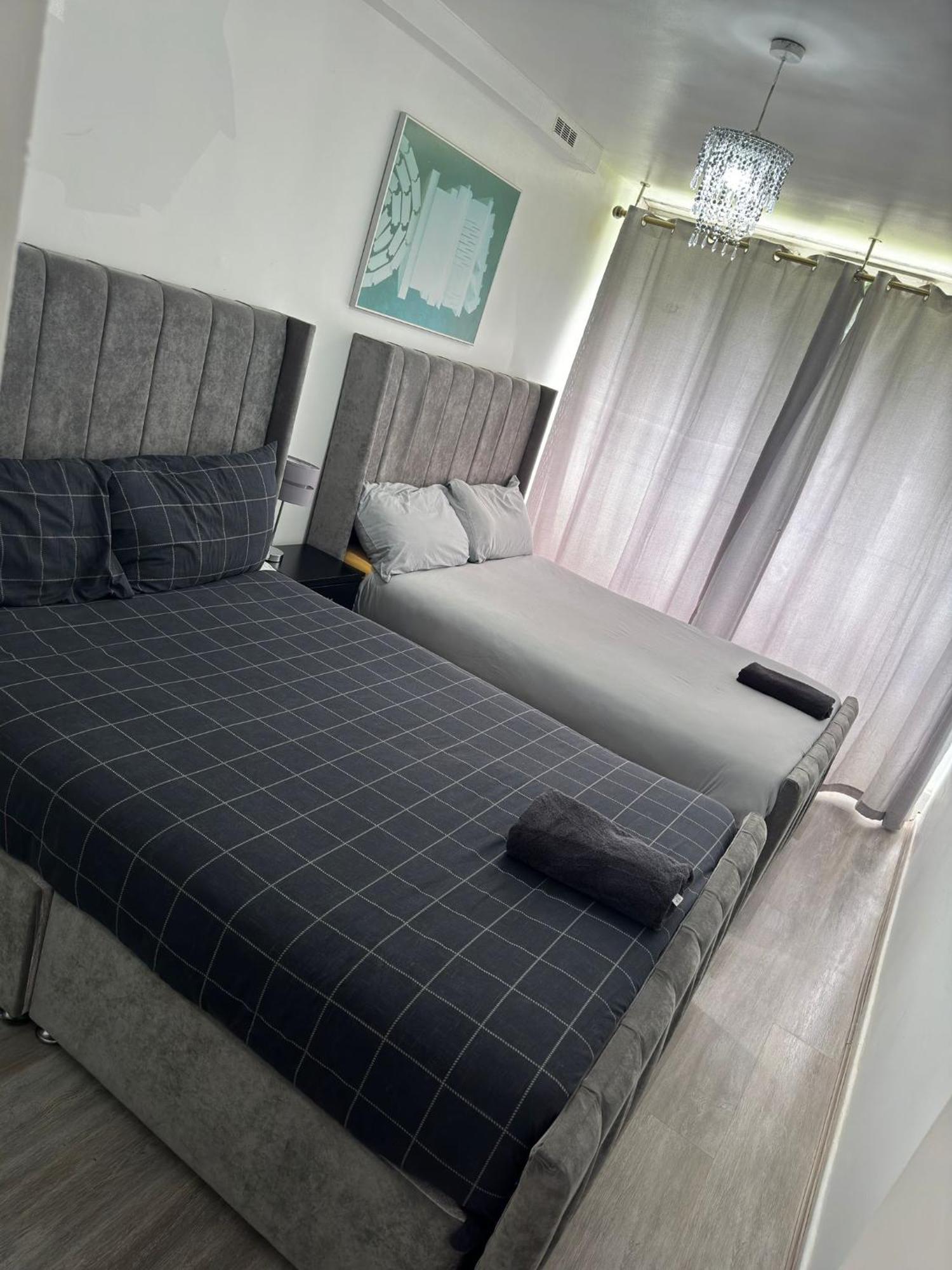 New! Xtra Large 4 Bedroom Up To 12 Guests Leilighet *
