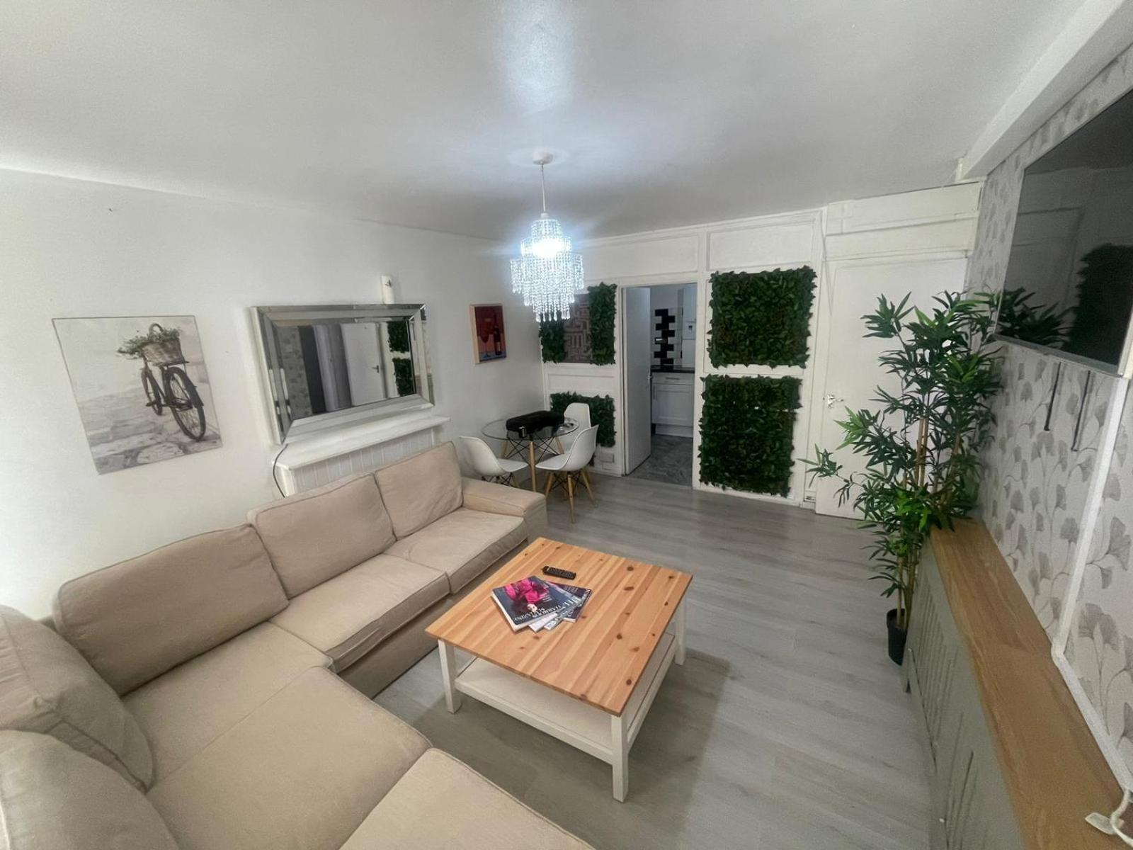 New! Xtra Large 4 Bedroom Up To 12 Guests Leilighet London