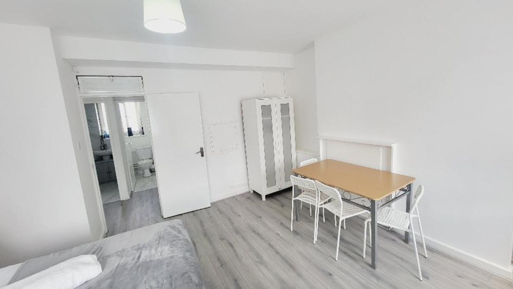 The Aryton Gould House - 2 To 3 Bed *