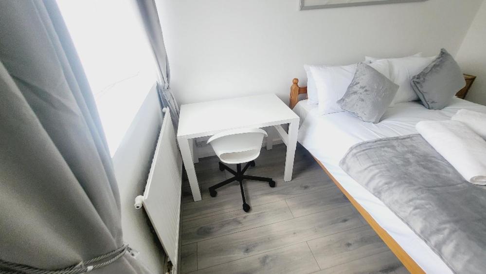 The Aryton Gould House - 2 To 3 Bed * London