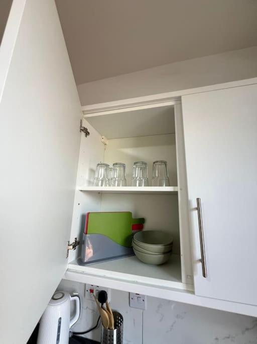 Leilighet 2 Bedroom Near Station London