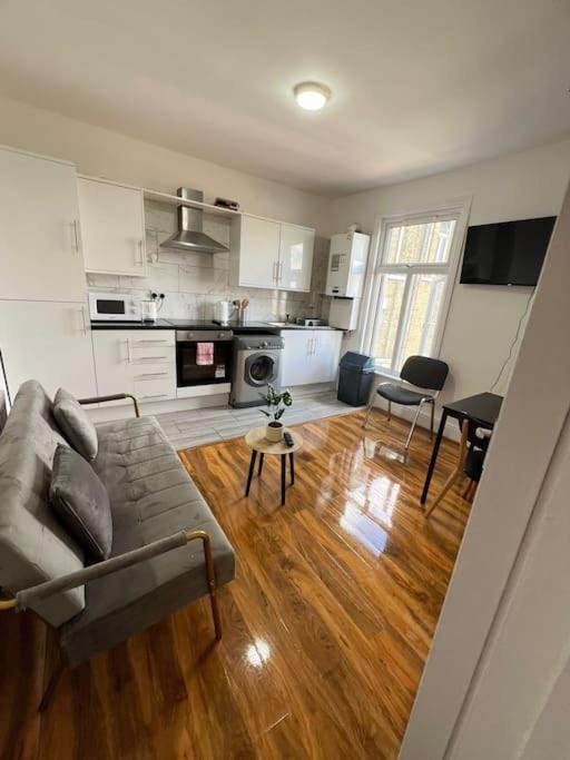 Leilighet 2 Bedroom Near Station London