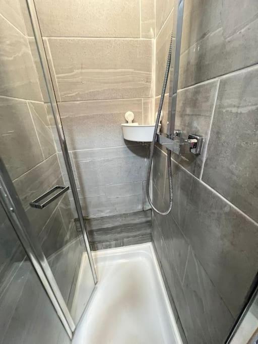 2 Bedroom Near Station * London