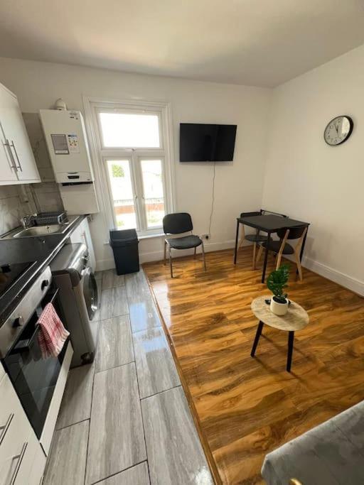 2 Bedroom Near Station *