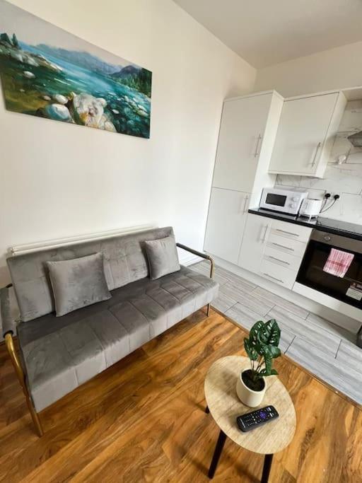 2 Bedroom Near Station *