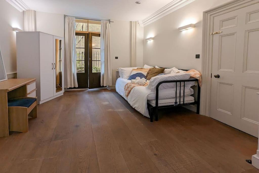 Extra Big 4-bed House In Liverpool Street! Feriehus *