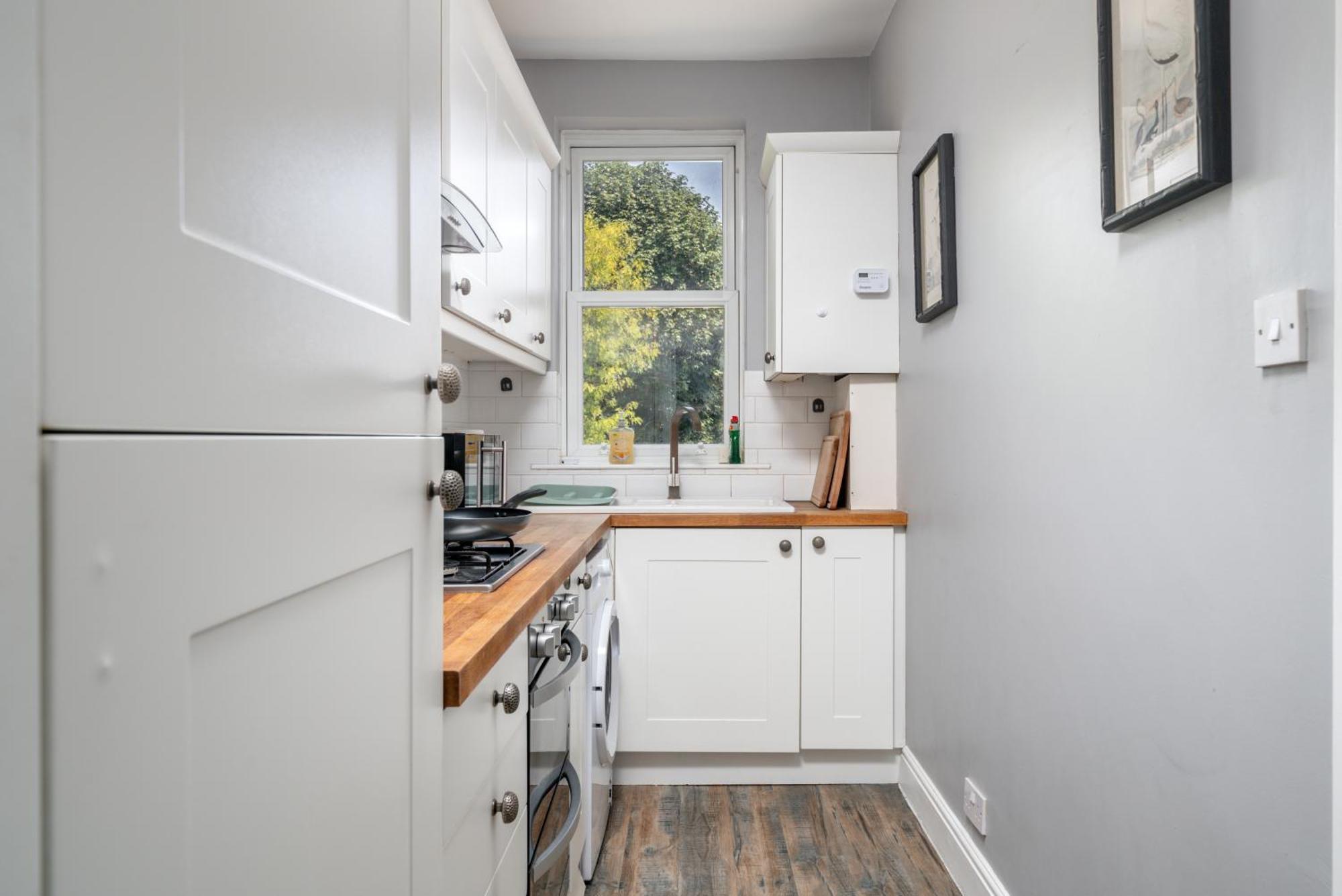 Lovely & Bright 1 Bedroom Flat In London's Zone 2 Londen