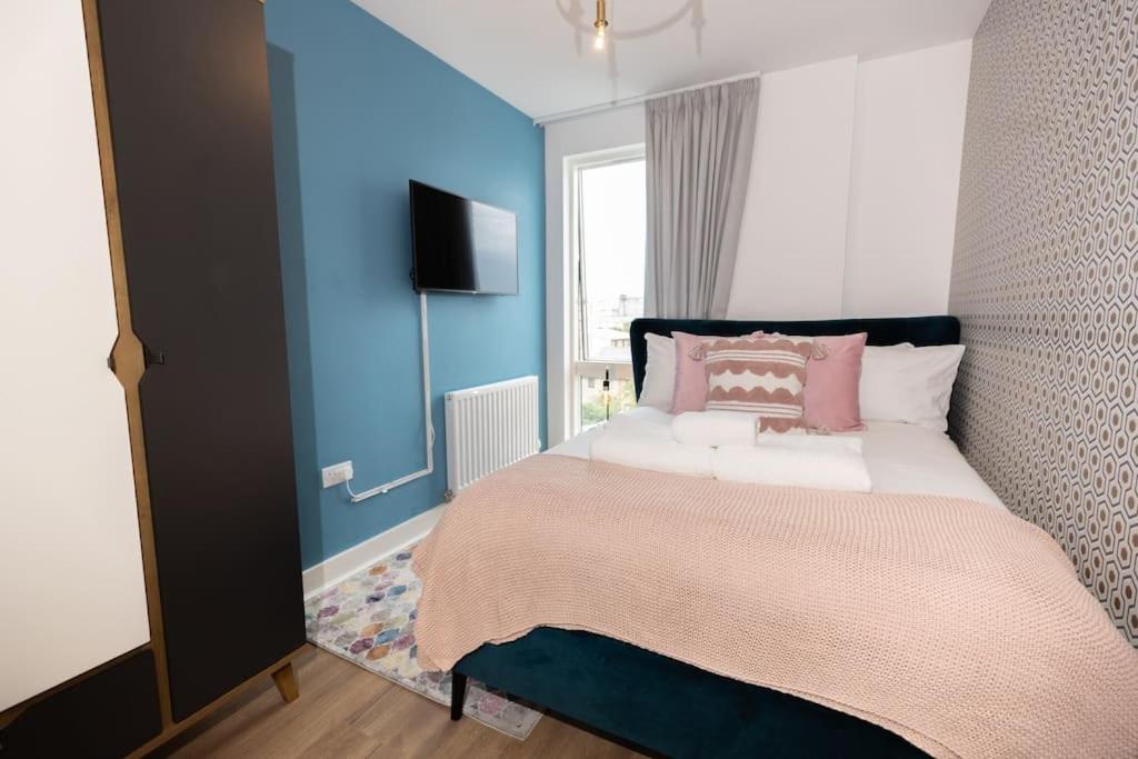 Stylish 3 Bed Near Downtown & Free Parking *