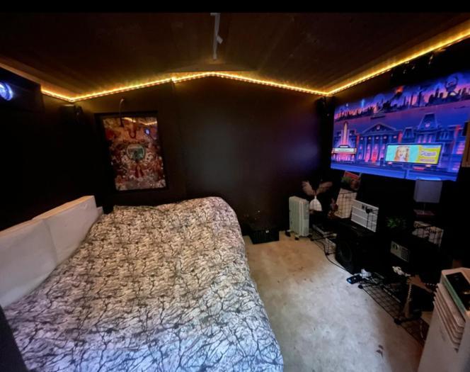Live In Garden Hut Cinema With Hot Tub Homestay