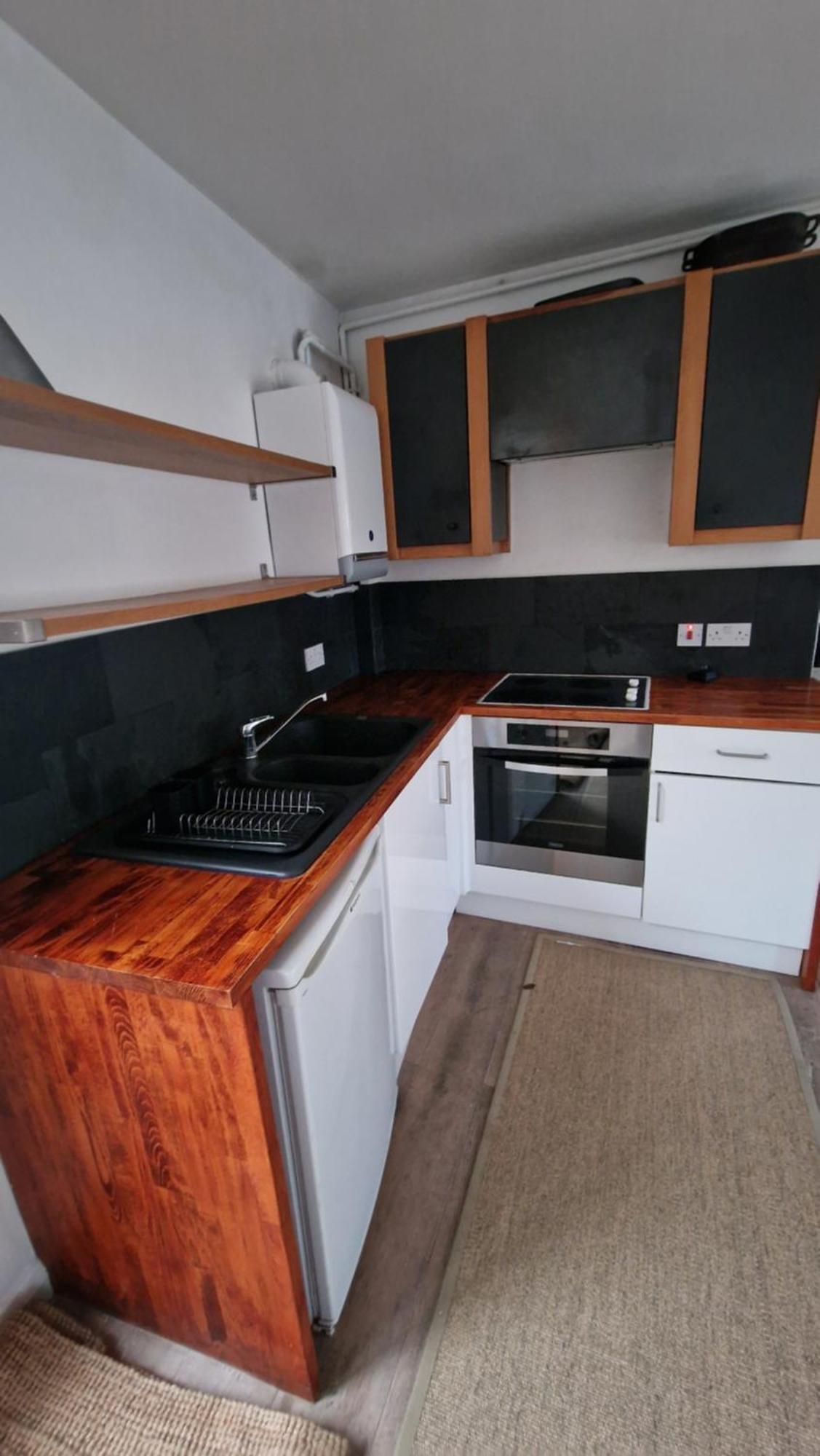1 Bedroom-1 Bathroom-walkinshower-terrace Appartement *