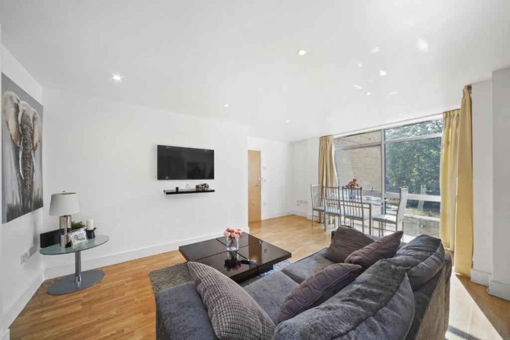 Marx Stylish 1-bed Near Bridge & Tower Bridge - Great Location With Free Parking Apartment