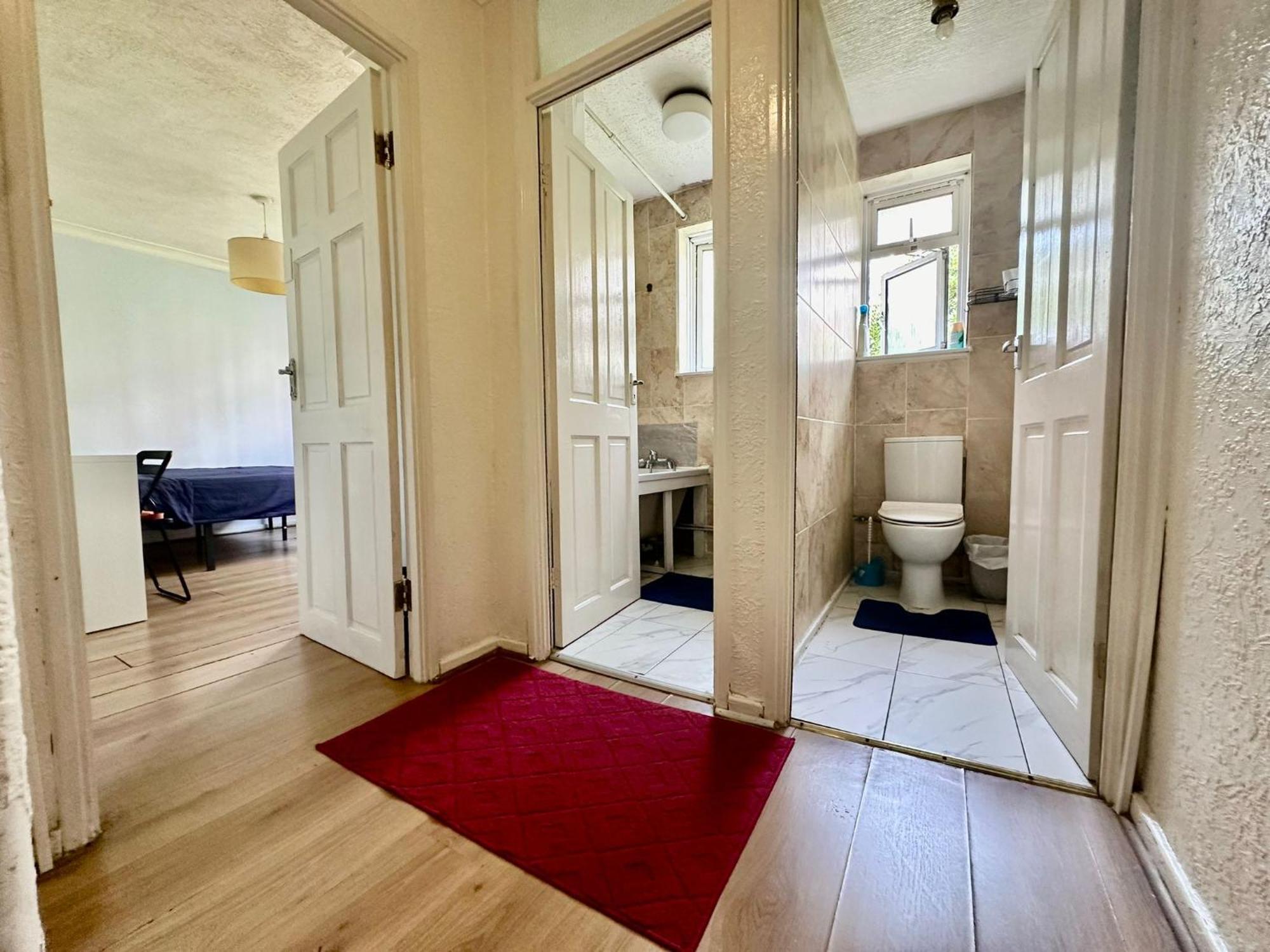 Whitechapel R2 Guest house *
