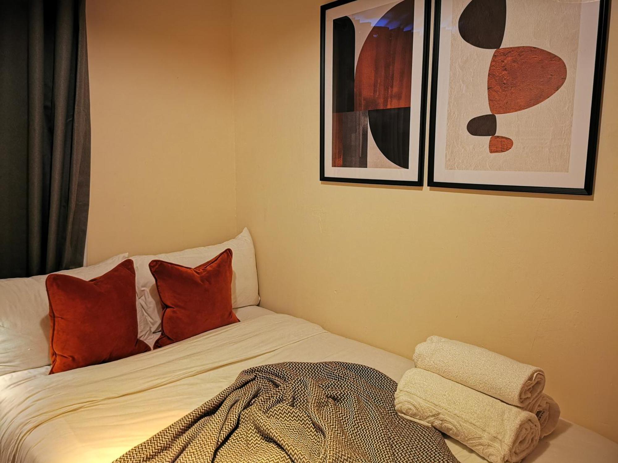 Charming House With 3 Bedrooms Near O2arena Holiday home *