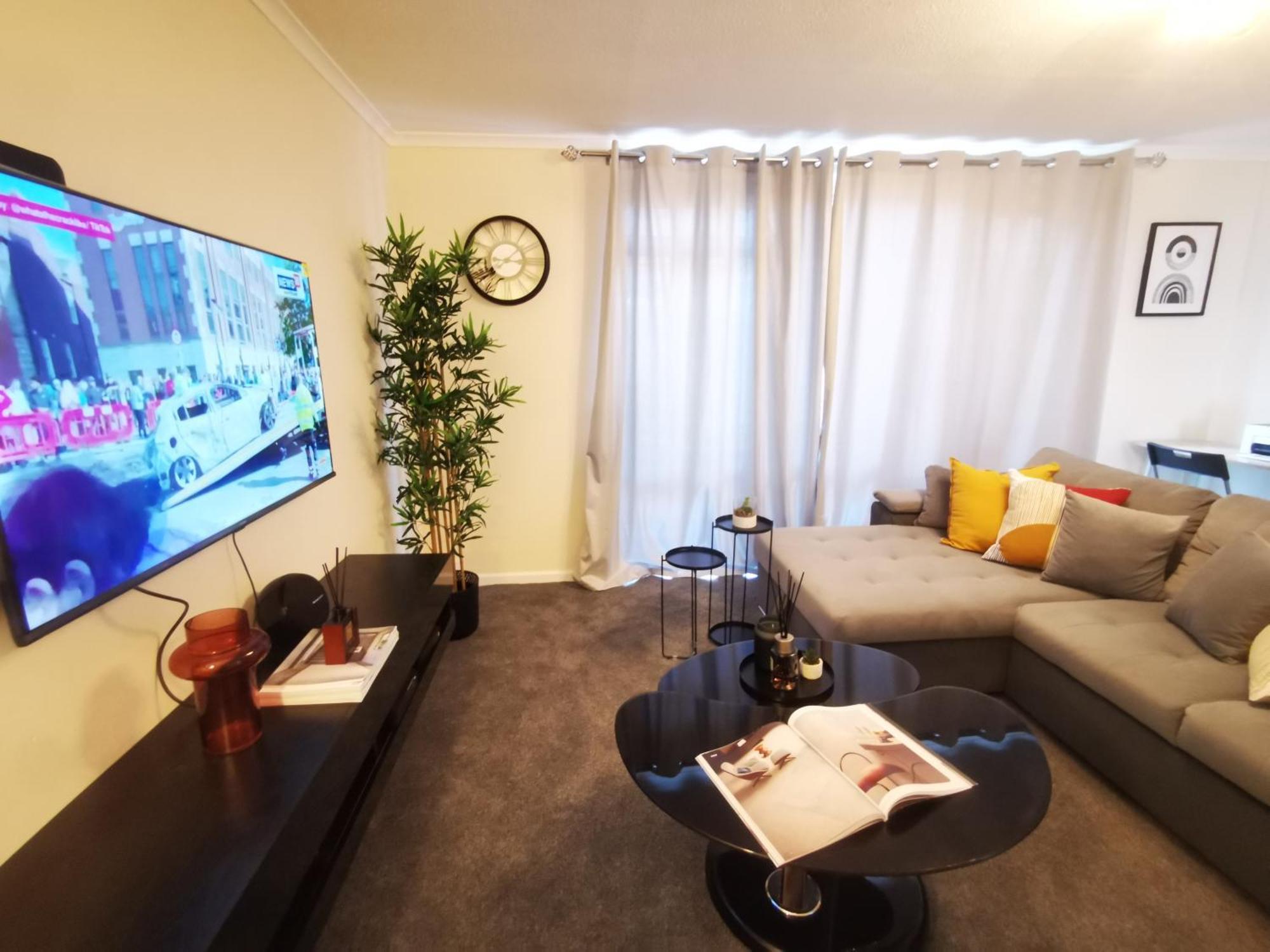 Charming House With 3 Bedrooms Near O2arena Holiday home *