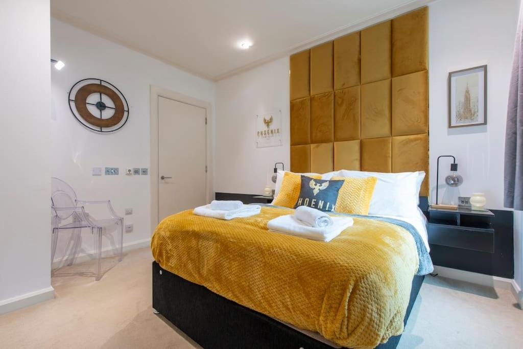 24hr Concierge, Gym, Pool, Museum, Shopping Centre Apartment *