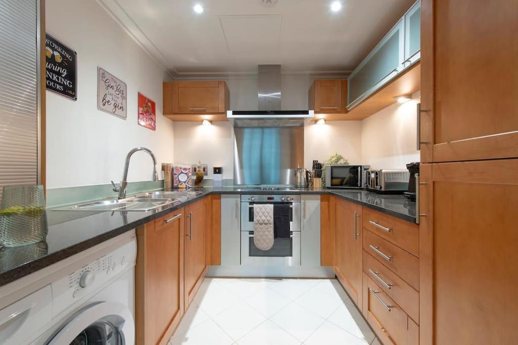Apartment 24hr Concierge, Gym, Pool, Museum, Shopping Centre *