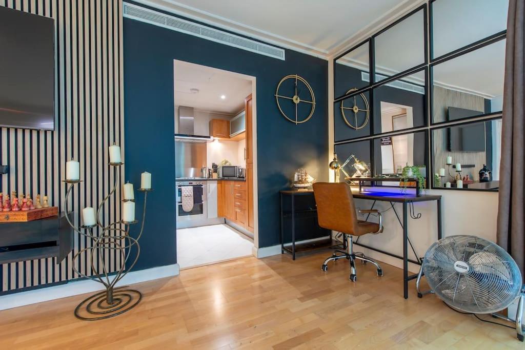 Apartment 24hr Concierge, Gym, Pool, Museum, Shopping Centre