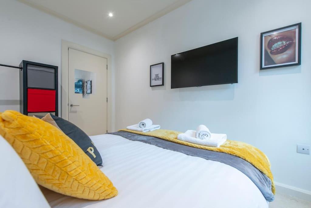 24hr Concierge, Gym, Pool, Museum, Shopping Centre Apartment *