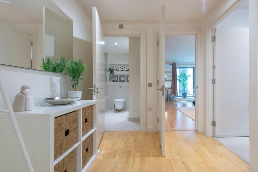 Apartment 24hr Concierge, Gym, Pool, Museum, Shopping Centre