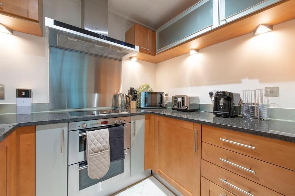 Apartment 24hr Concierge, Gym, Pool, Museum, Shopping Centre *