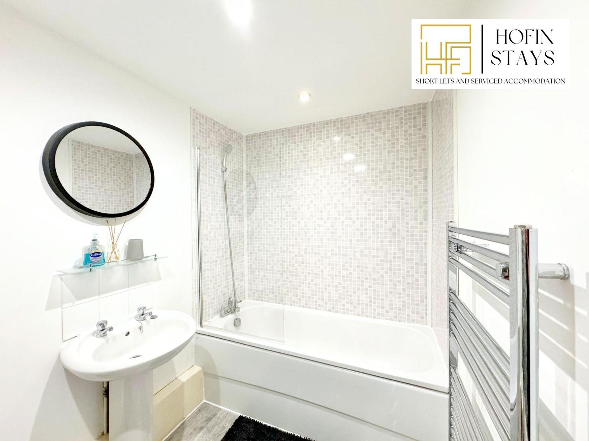 Last-minute Specials L Premium On 2 Double Bed For 6 Guests L Deals L Hofin Short Lets & Serviced London