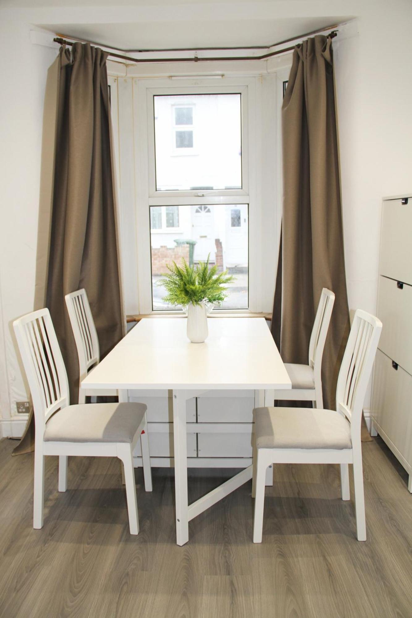 Holiday home No 10 Spacious 2-bedroom House In Stratford With Parking For Up To Six London
