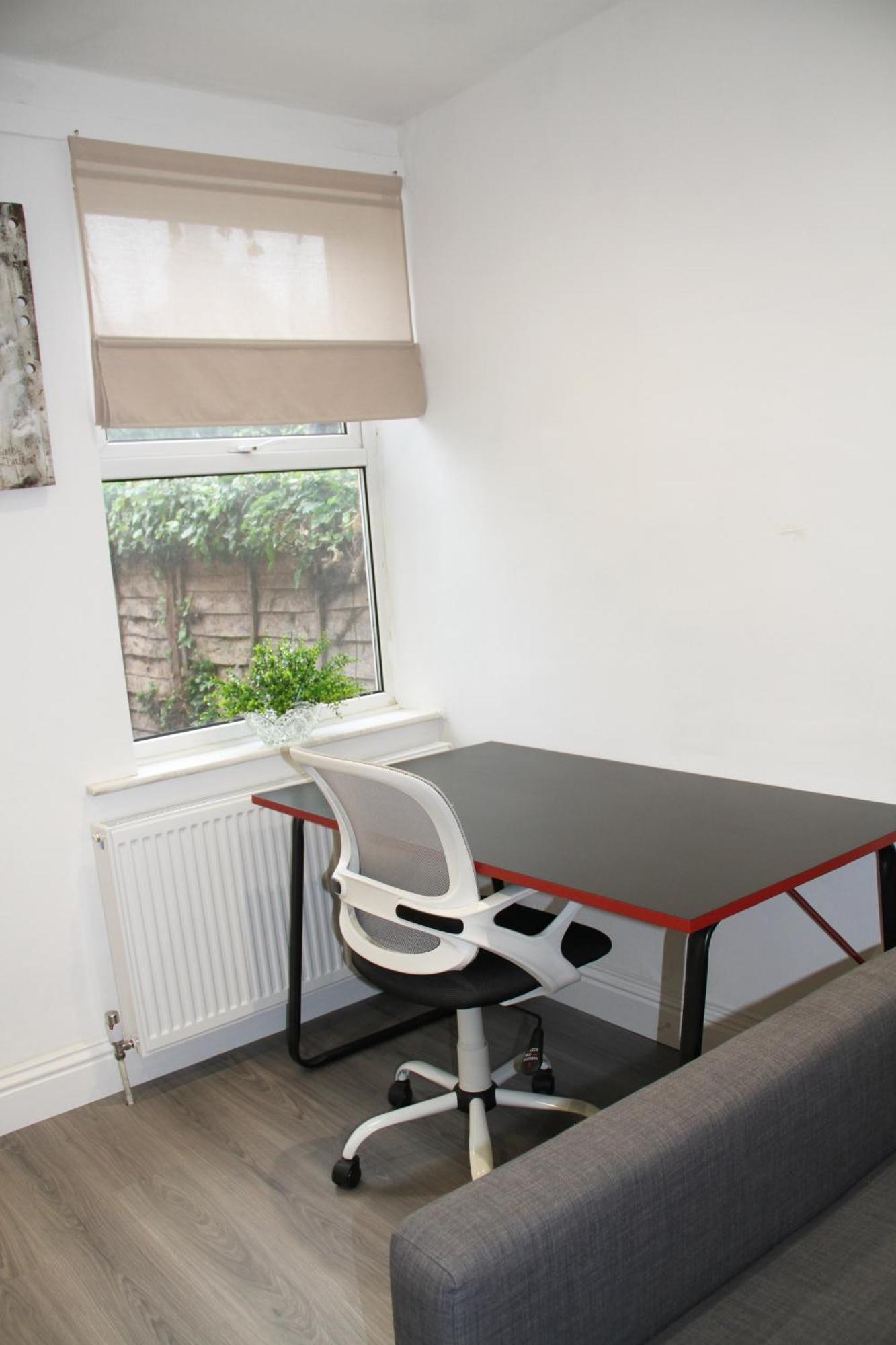 Holiday home No 10 Spacious 2-bedroom House In Stratford With Parking For Up To Six London