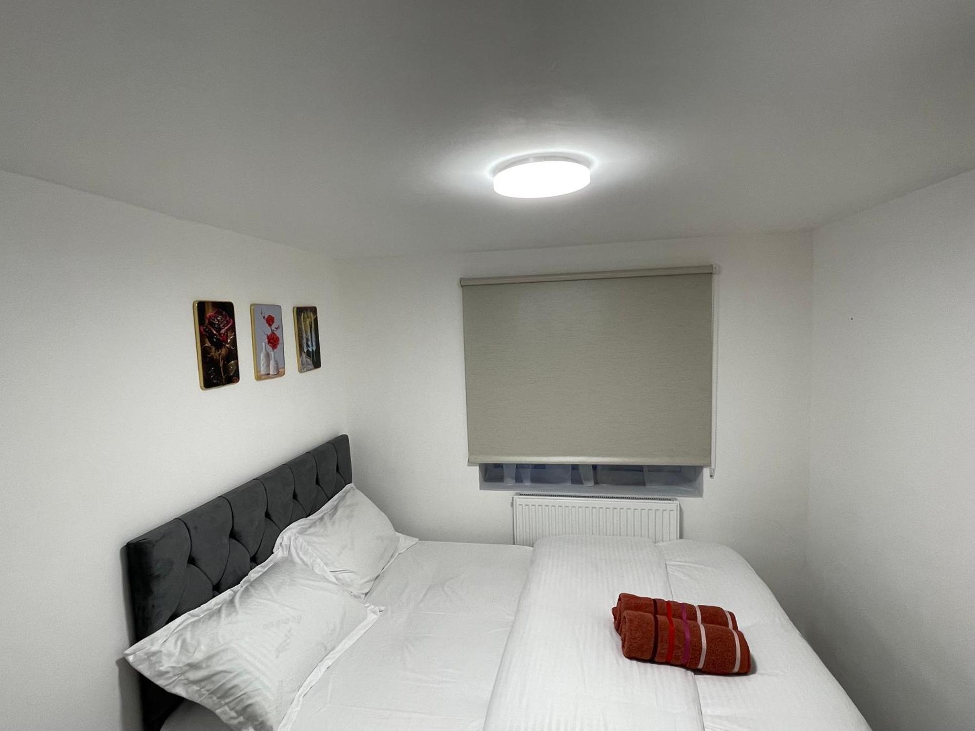 Two Bedroom Central Location Modern Flat Stratford Londen