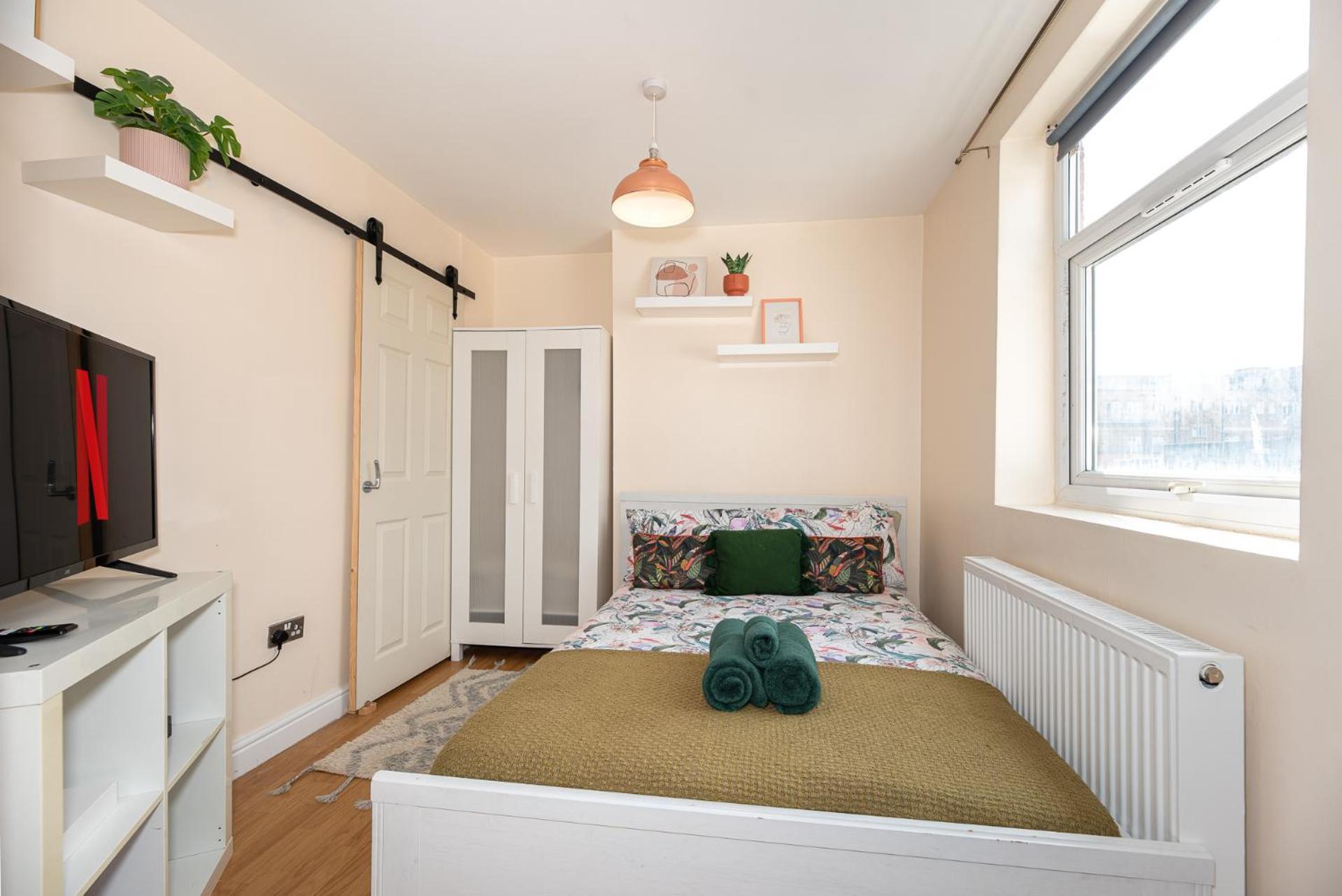 Lovely 3 Bed In The City Of Apartment *