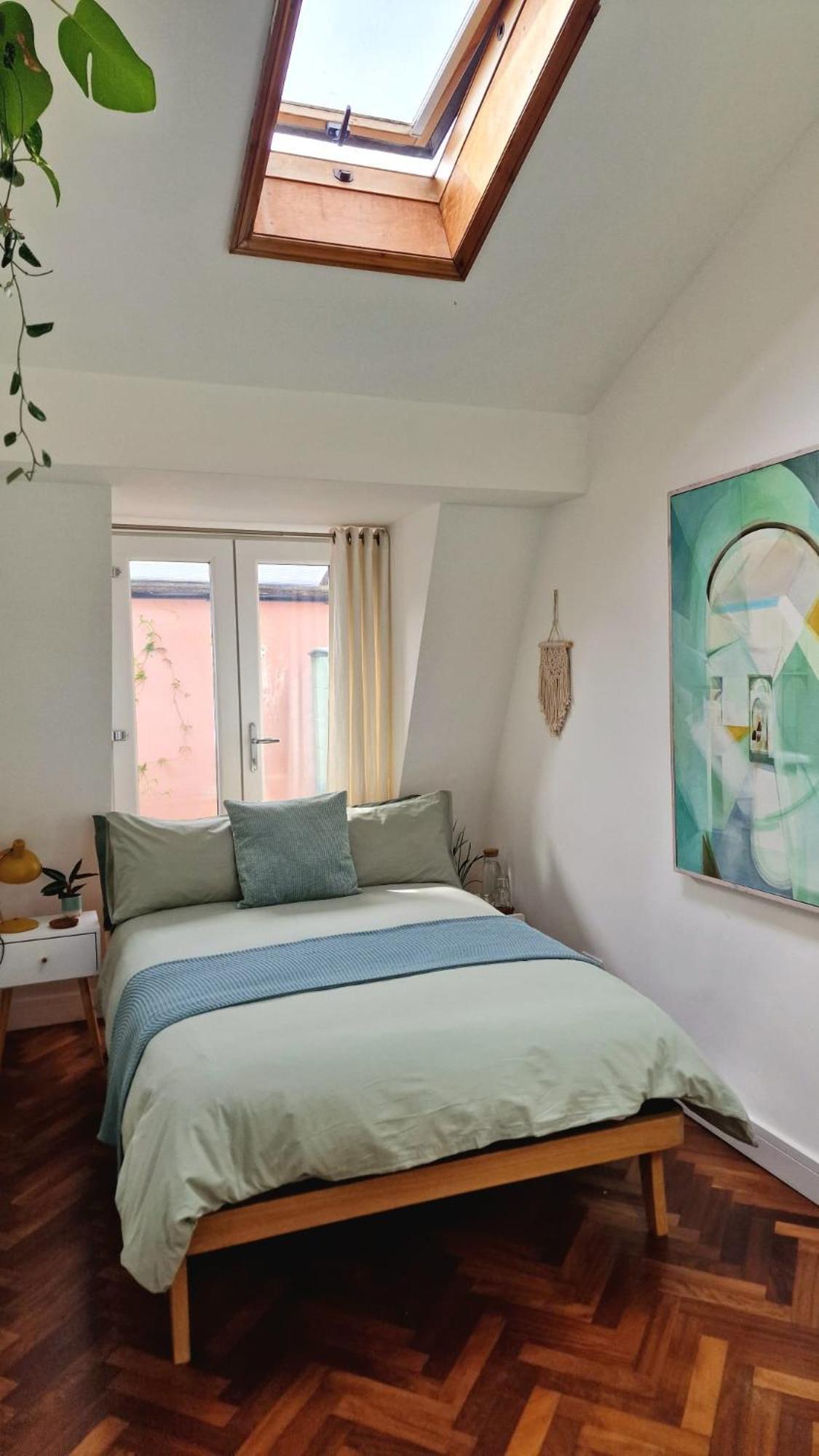 Charming Bedroom In Artist Studio Habitación en casa particular *