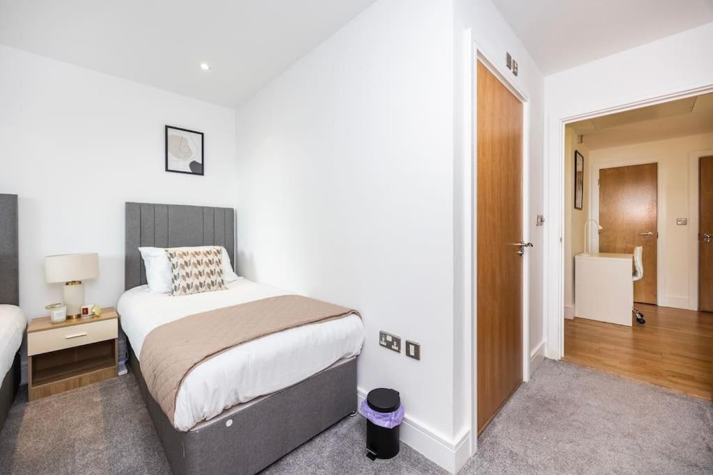 Contemporary 2 Bedroom Flat In Canary Wharf Apartment *