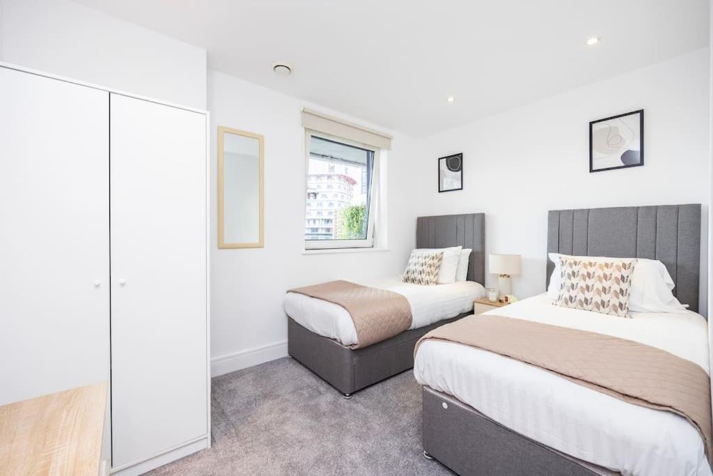 Contemporary 2 Bedroom Flat In Canary Wharf London