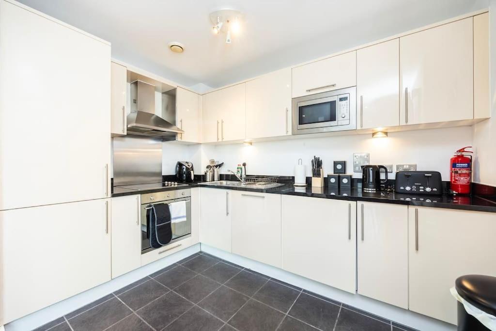 Contemporary 2 Bedroom Flat In Canary Wharf Apartment London