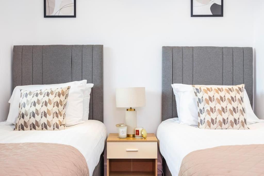 Contemporary 2 Bedroom Flat In Canary Wharf Apartment
