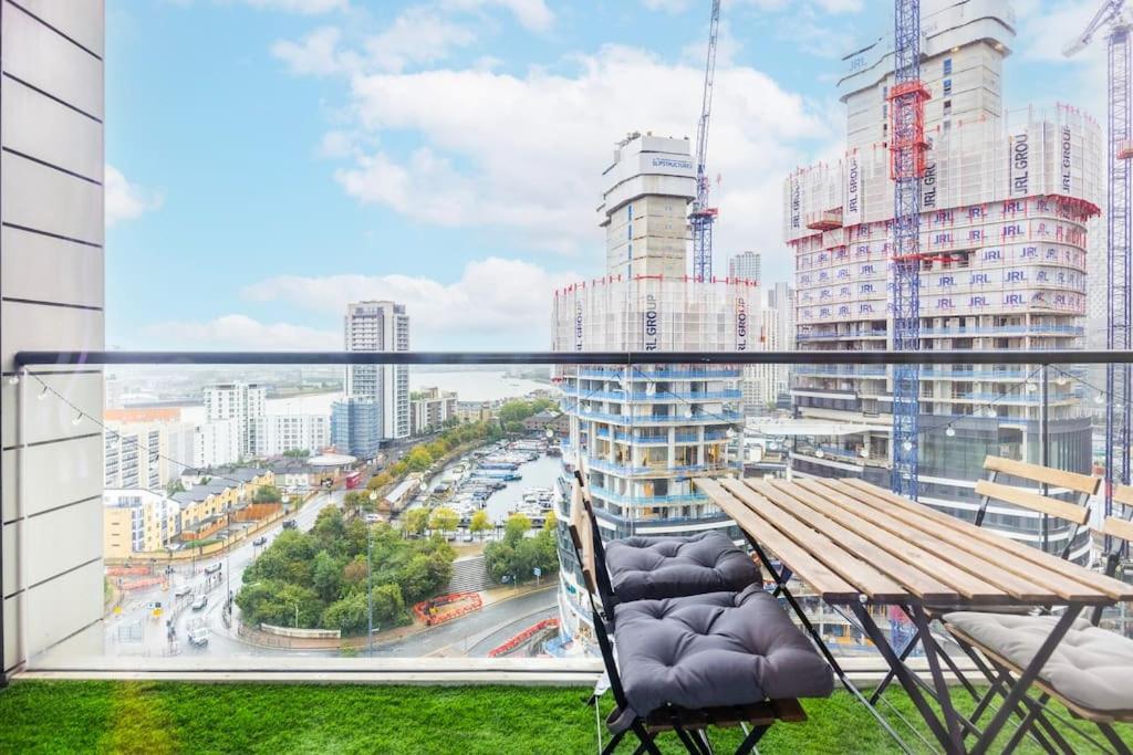 Contemporary 2 Bedroom Flat In Canary Wharf Apartment *