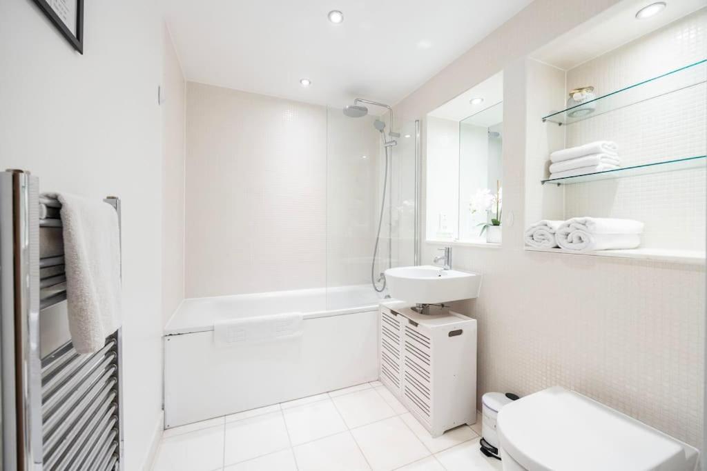 Contemporary 2 Bedroom Flat In Canary Wharf *