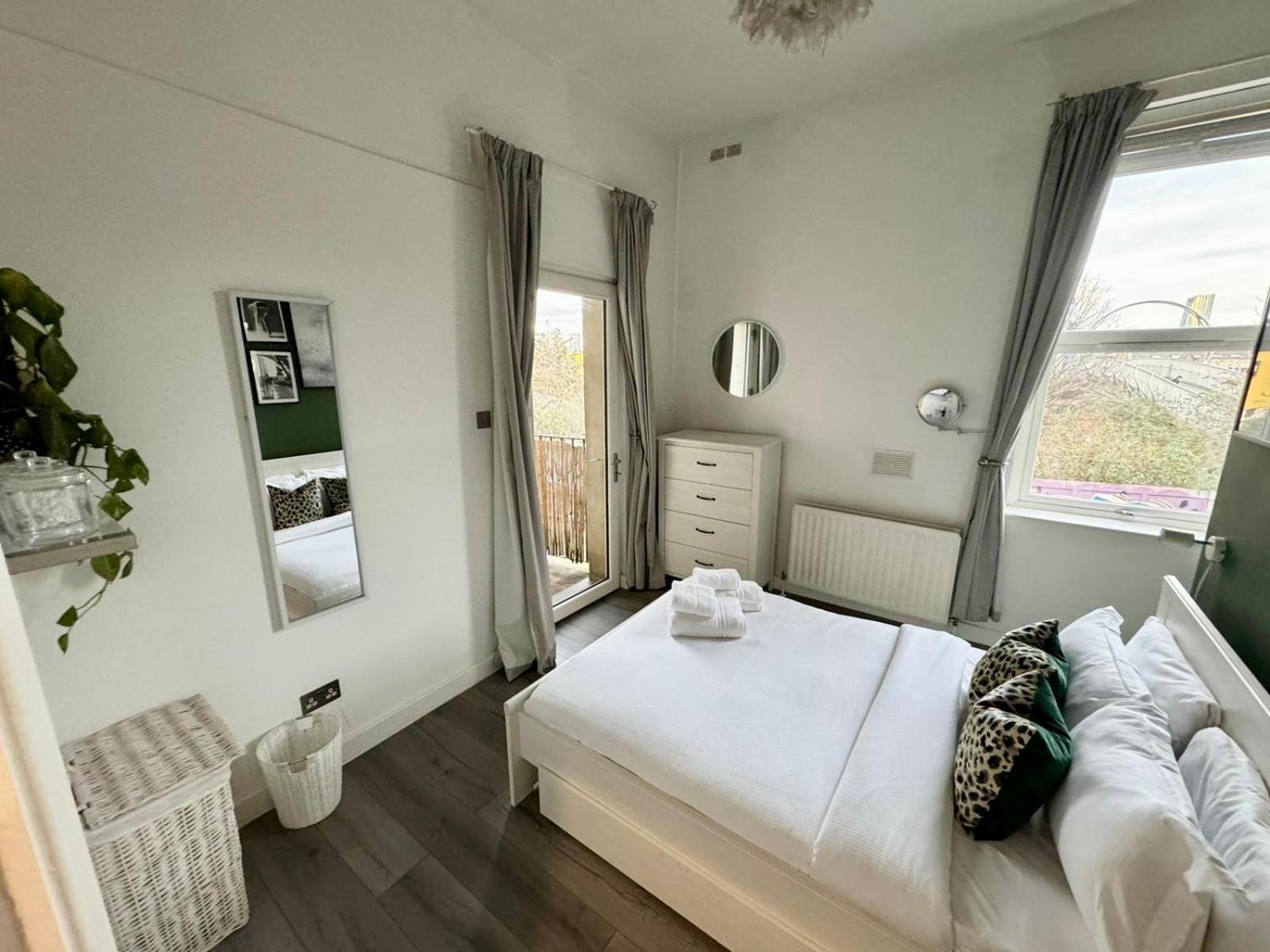 Spacious Modern 1-bed Near Victoria Park Apartment