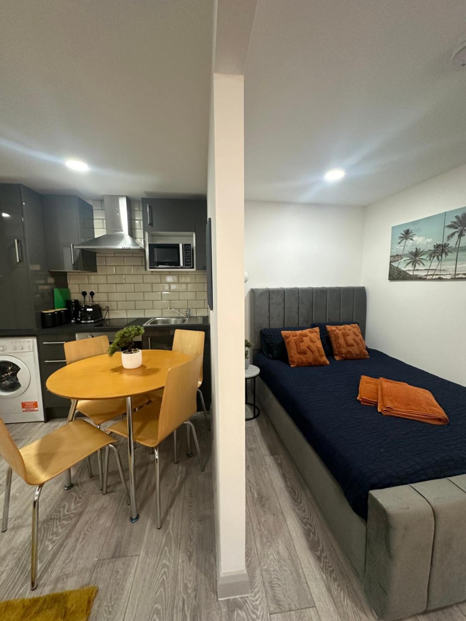 Luxury Flat In London! E1!f3 *