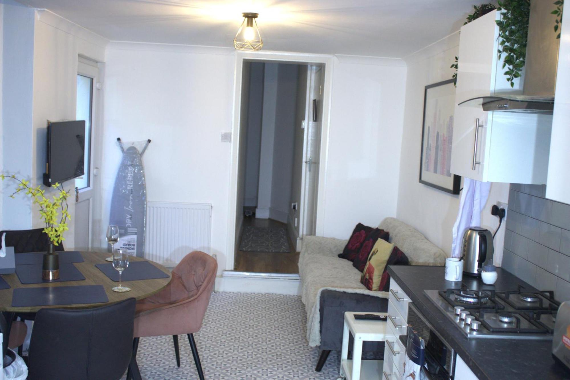Two Bedroom Flat Near Transport & Shops Apartment London