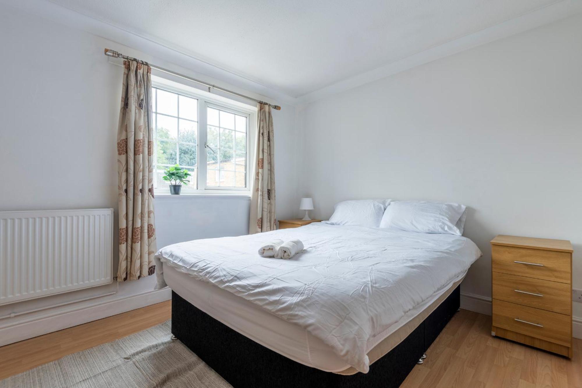 Spacious 3 Bedroom Whitechapel - 9 Mins From Tower Bridge With Free Parking & Garden Holiday home