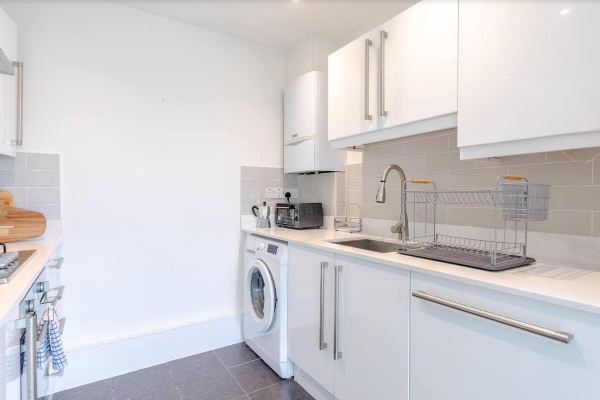 Apartment Stunning 1bed Flat With Balcony - 5 Mins To Station London