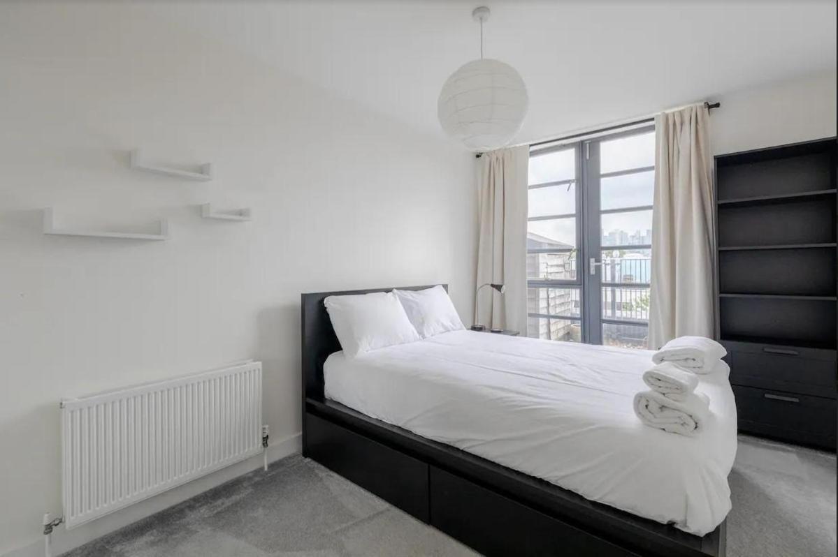Stunning 1bed Flat With Balcony - 5 Mins To Station London
