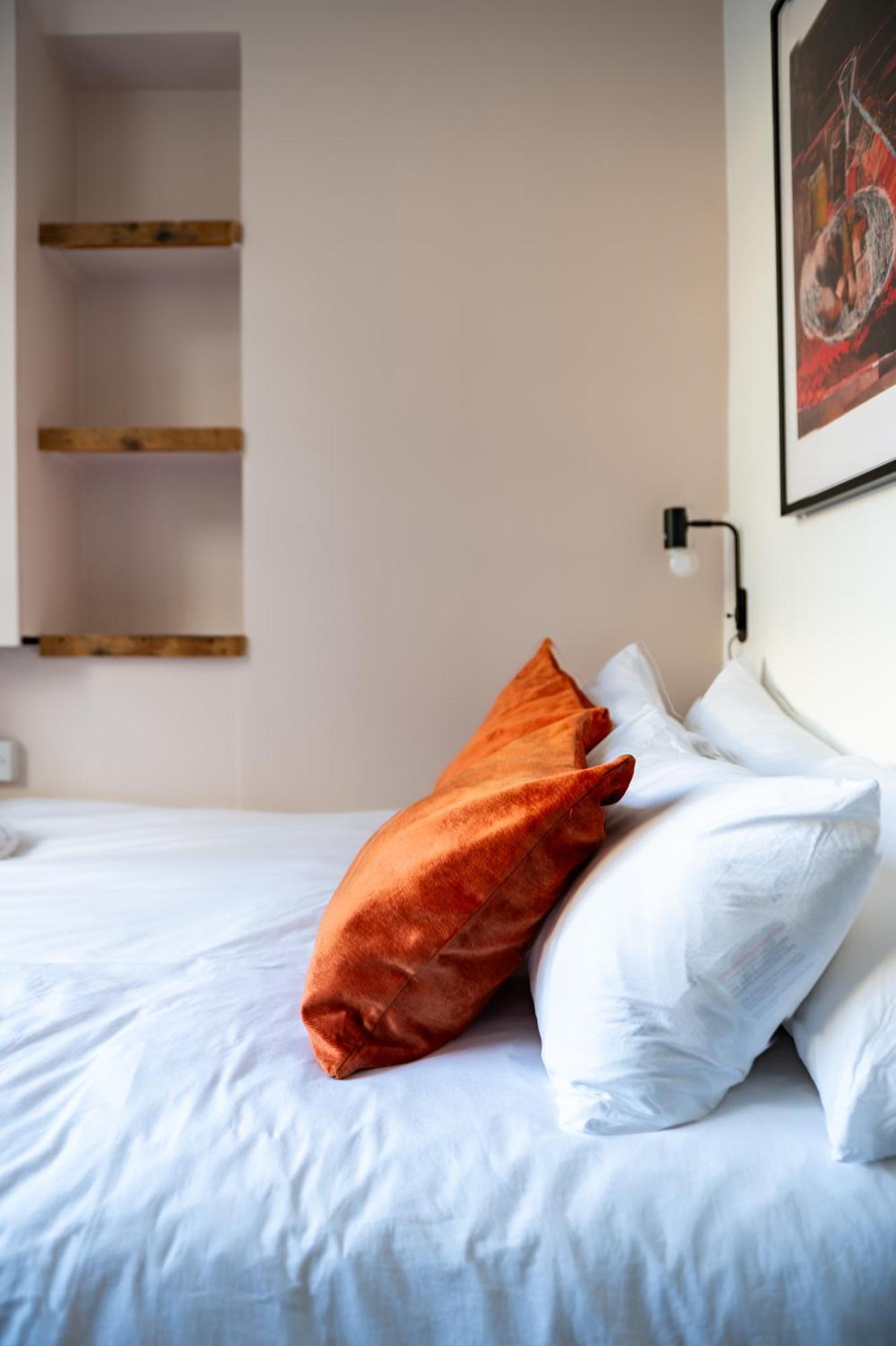 1 Bedroom Chic Flat By Hostarahomes, Sleeps Up To 4, Full Apartment, Location Leilighet *