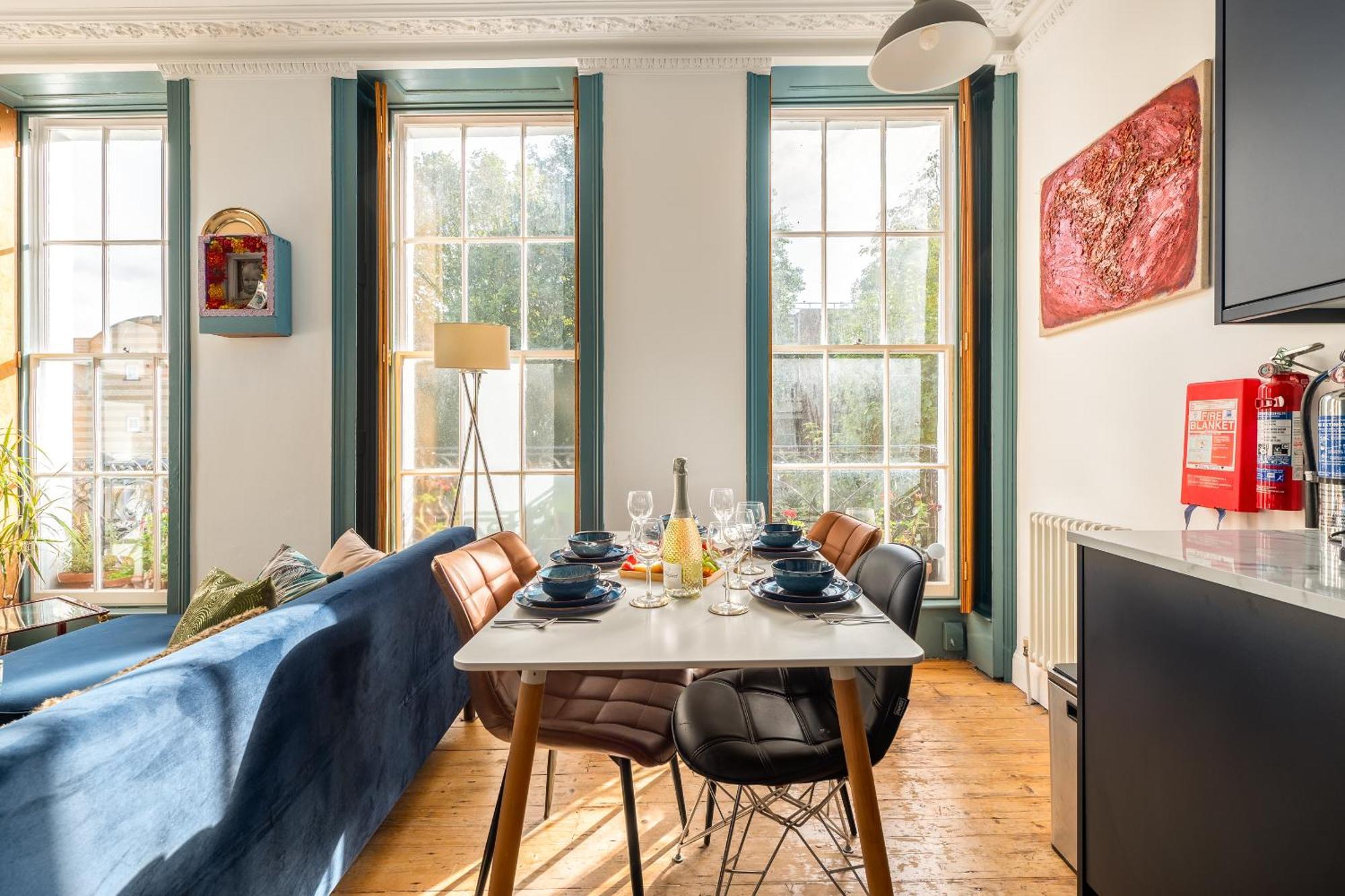 1 Bedroom Chic Flat By Hostarahomes, Sleeps Up To 4, Full Apartment, Location Apartment