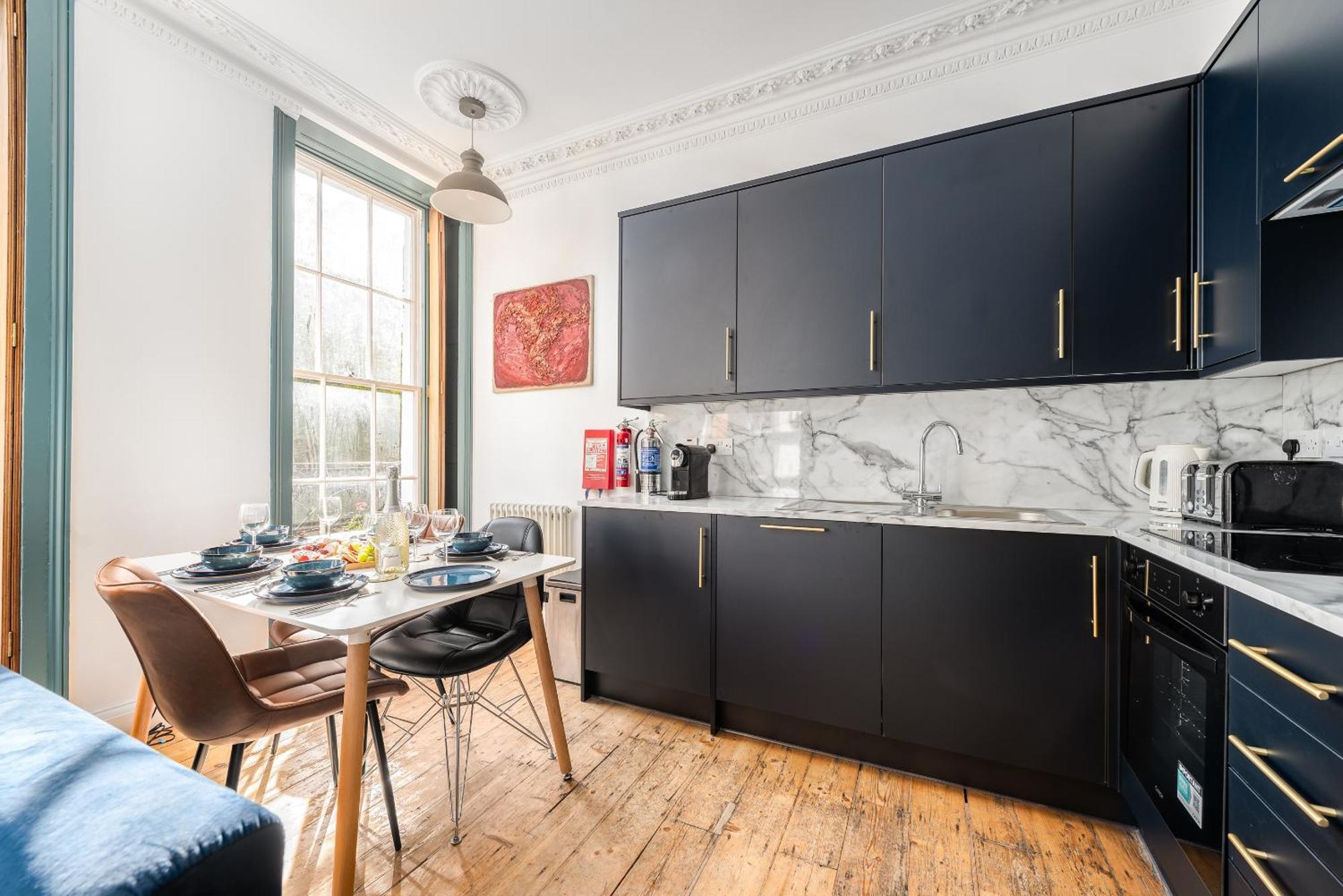 Apartment 1 Bedroom Chic Flat By Hostarahomes, Sleeps Up To 4, Full Apartment, Location